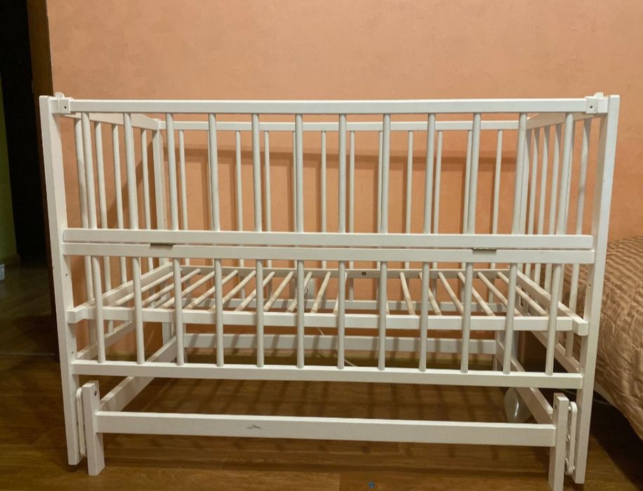 Дитяча кроватка з маятником та матрасом