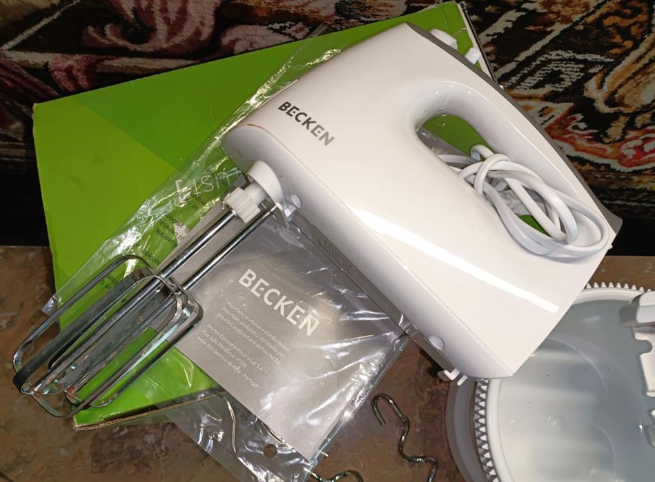 Batedeira eléctrica  com taça Nova em caixa, marca BECKEN
