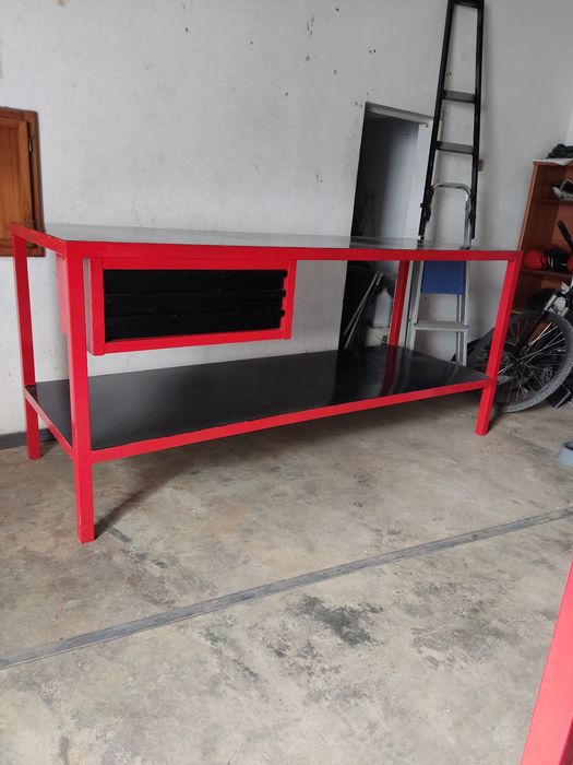 Bancada de trabalho com gavetas