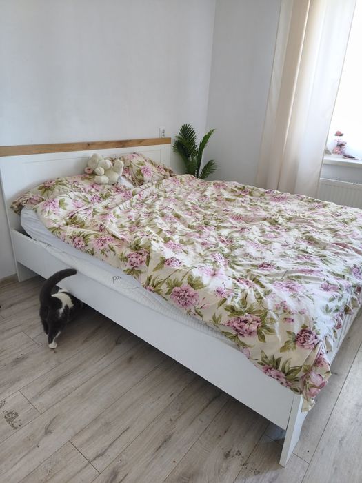 Łóżko duże małżeńskie na sprzedaż białe z drewnem 180x200