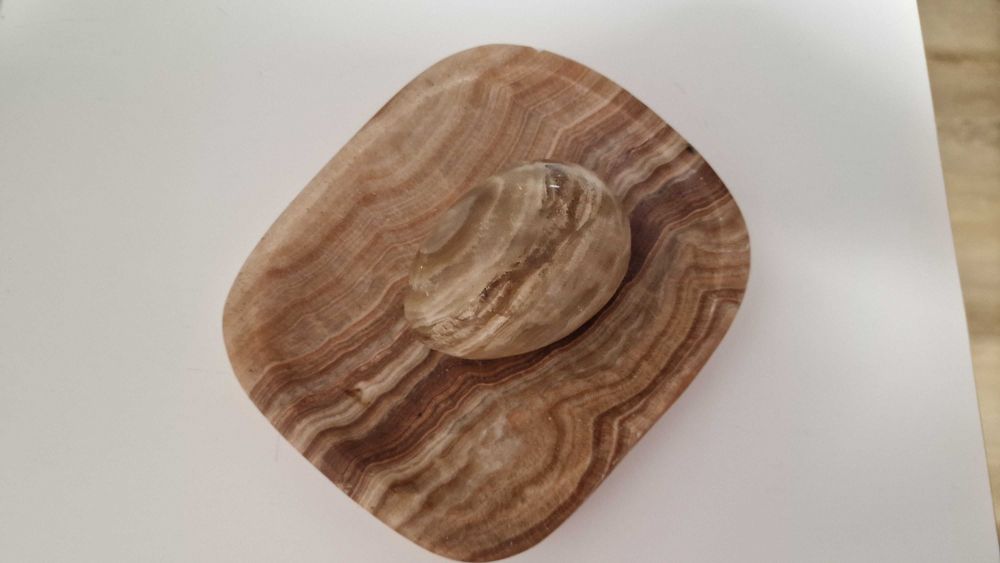 Przycisk kamienny do papieru z podstawą