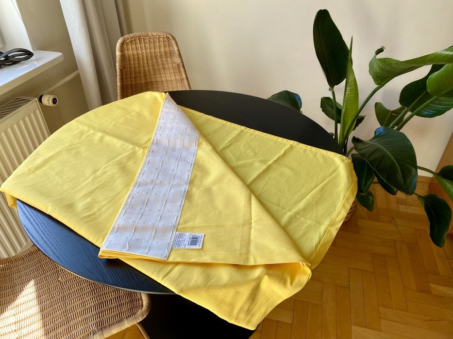 Żółta zasłona wiosenna na tasmie przelotki jedna nowa duża