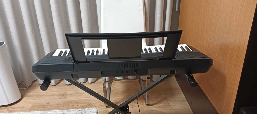 Teclado / Piano digital Yamaha PSR-E273 / YPT-270 | 61 teclas | Como novo