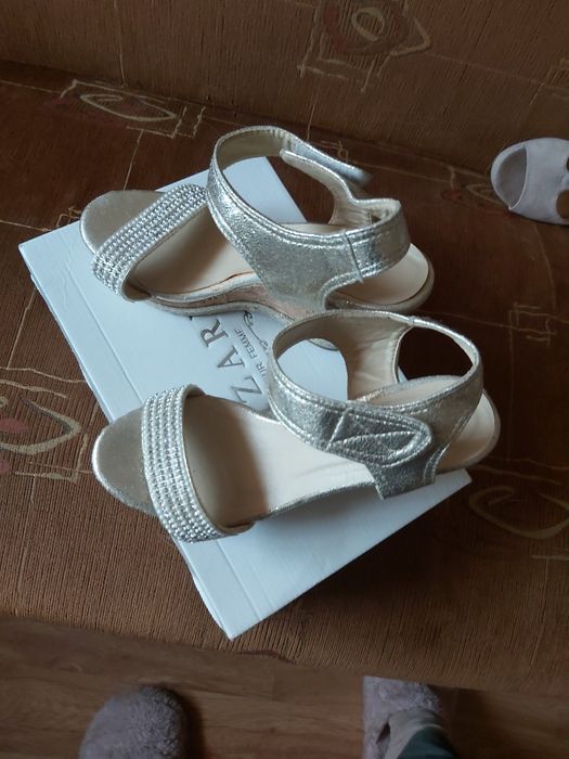 Sandałki na koturnie