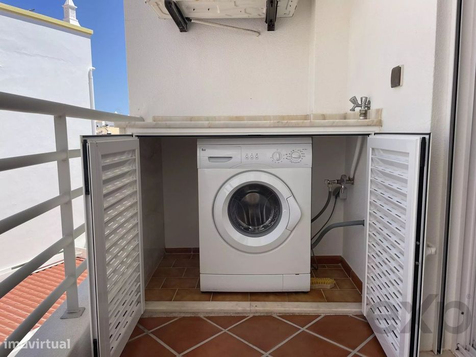 T2 mobilado com terraço e estacionamento no centro de Cabanas de Tavir