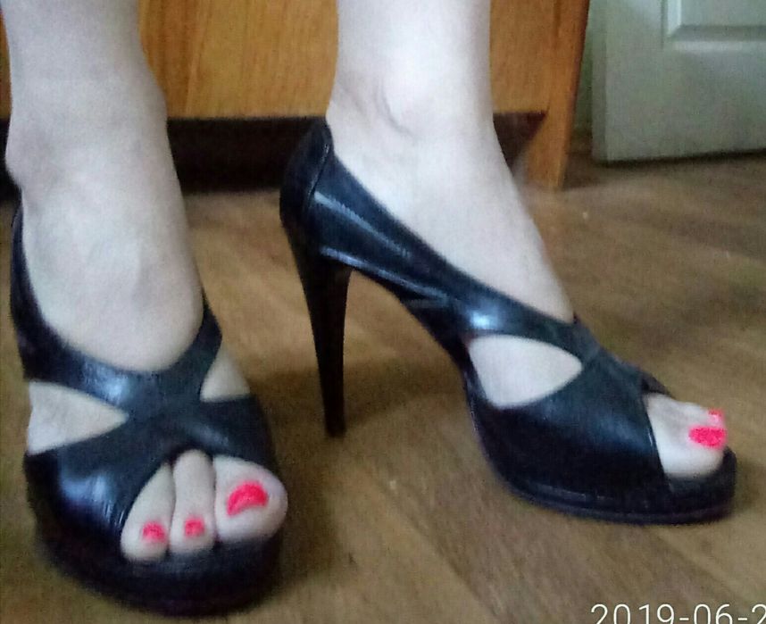 Кожаные женские босоножки