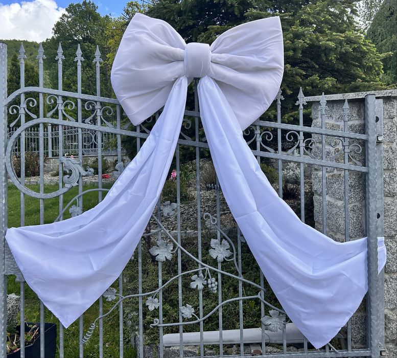 Duża biała kokarda na ogrodzenie, drzwi, balkon