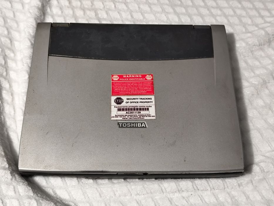 Portátil Toshiba T8100 antigo sem disco para peças