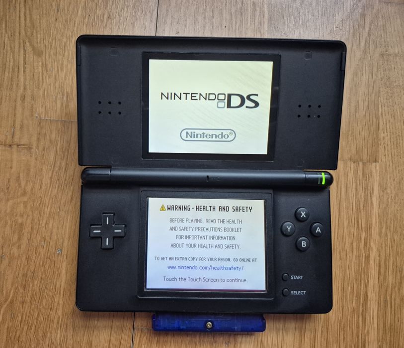 Nintendo DSI preta com carregador e caneta