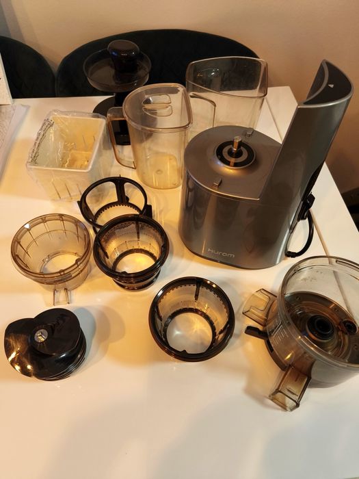 Wyciskarka Hurom H-AA-DBE 17 na części.