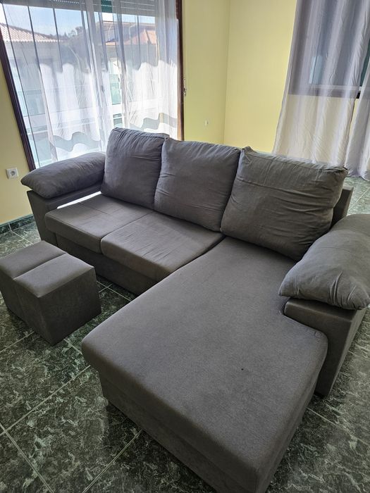 Sofá com chaise reversível + 2 puffs