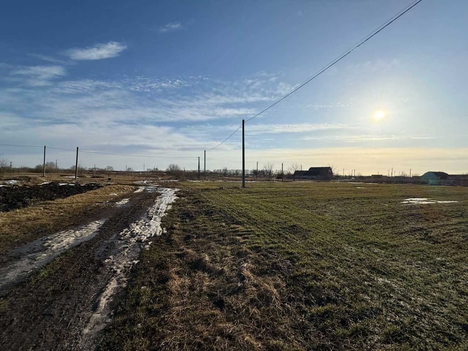 Продам ділянку в смт Літин .Рівна під житлову забудовуПоруч світло газ