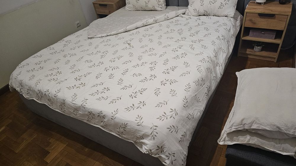 Cama estufada + colchão cinza 160×200