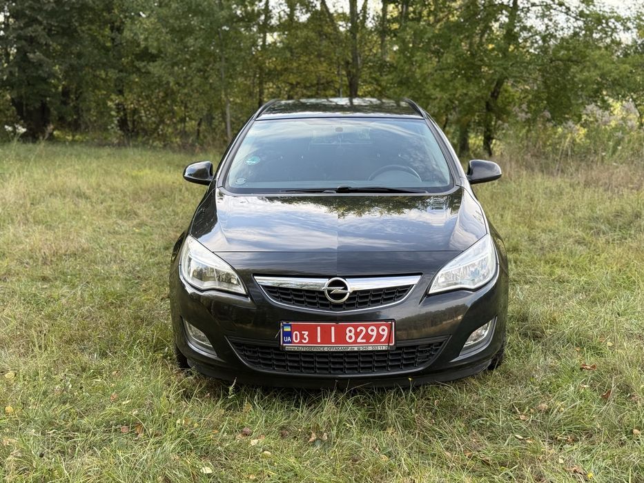 Продам Opel Astra J 2011, Бензин 1.6 Автомат