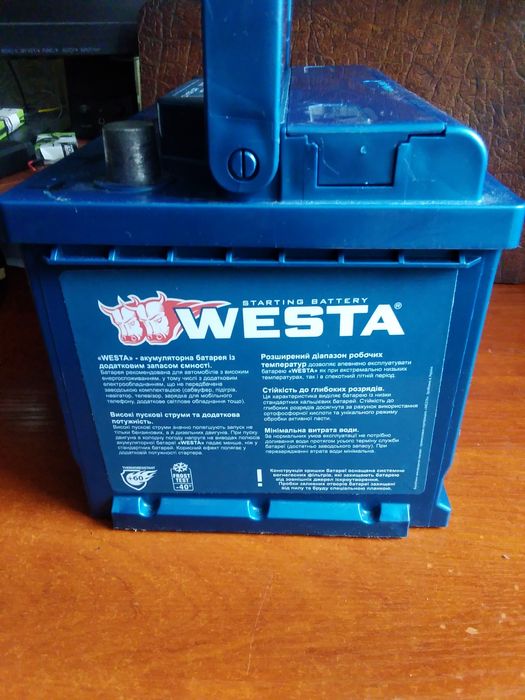 Зовсім новий автомобільний акумулятор