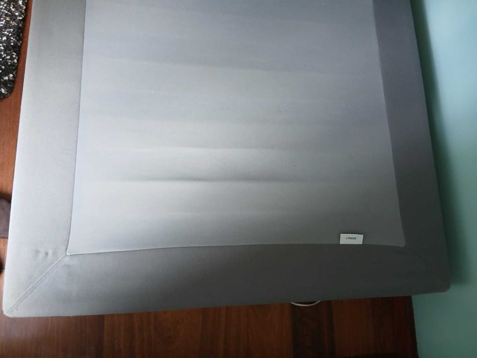Sommier IKEA Lyngor com capa e pés