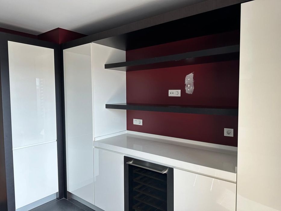 Cozinha Semi-Nova Lacada com Eletrodomésticos Embutidos – Lisboa