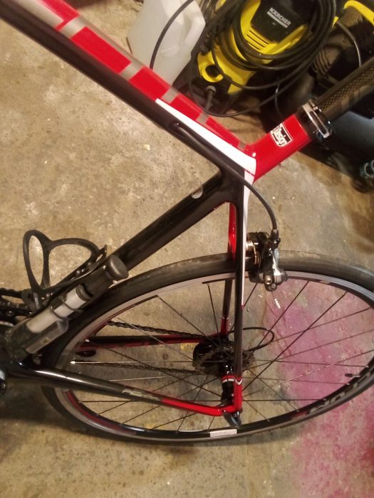 Bicicleta focus em carbono