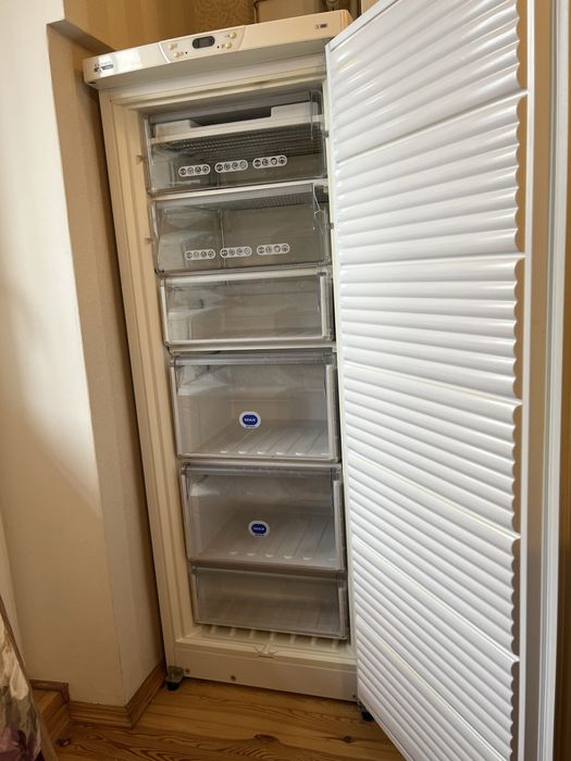 Морозильна камера Whirlpool