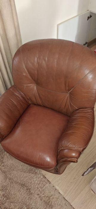 Poltrona/Maple em pele castanha