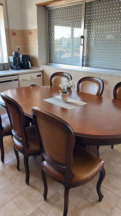 Vendo linda mesa de jantar com 6 cadeiras