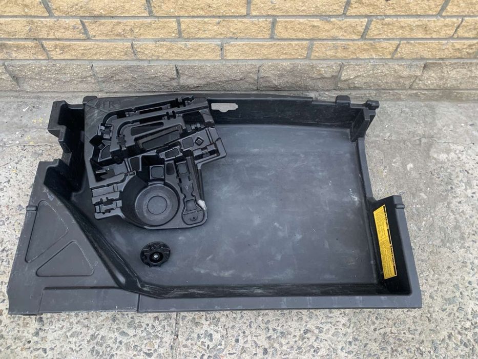 Корыто багажника Toyota prius 30