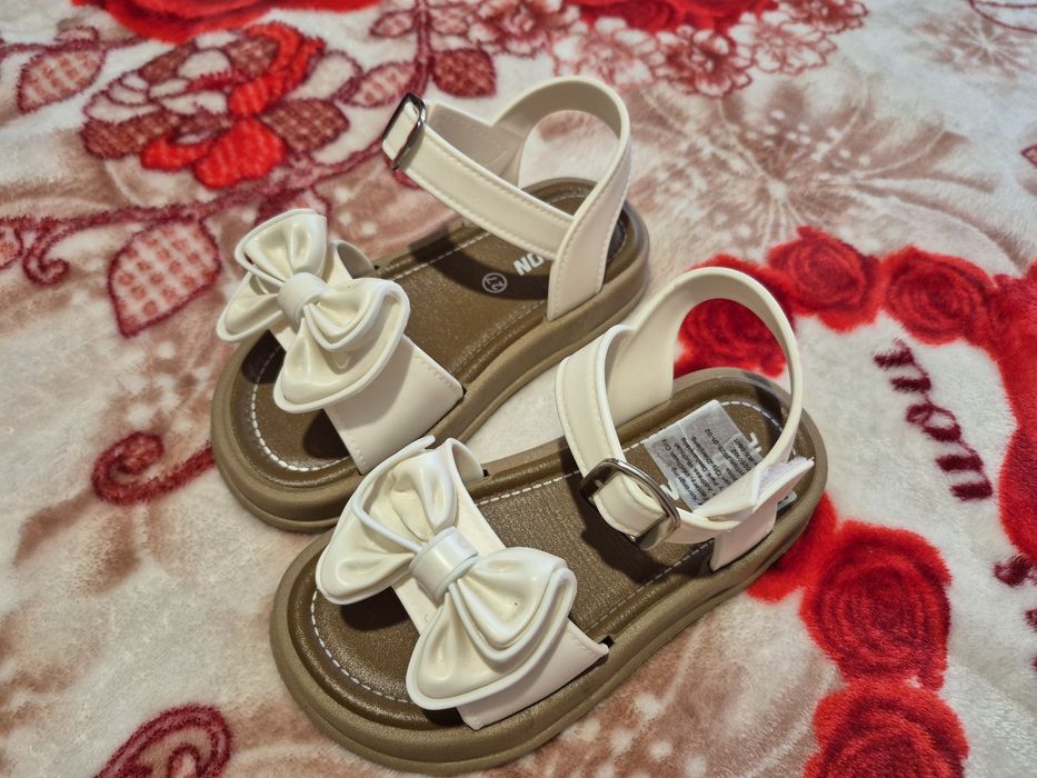 Дівчачі босоніжки