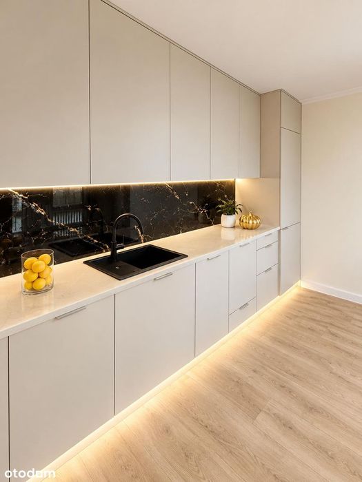 Północ, 33,3 m2,2 pokoje z aneksem ,winda,balkon, 3 piętro, po remocie