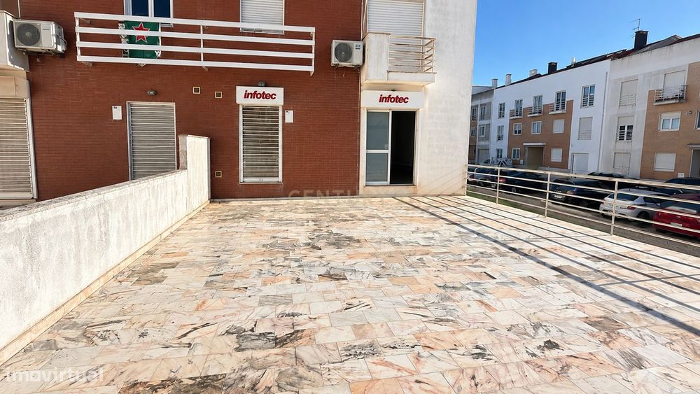 Loja com amplo terraço em Casal Novo