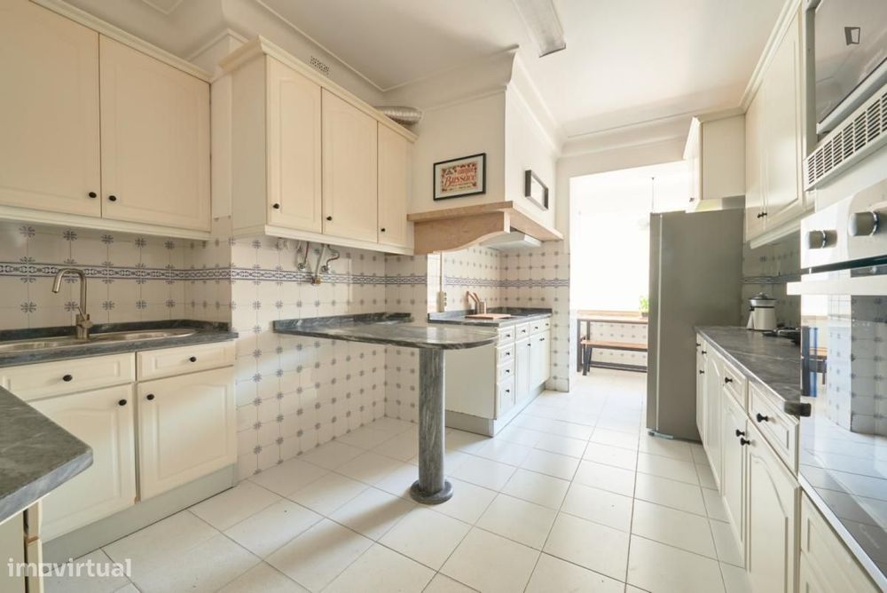 Quarto - localizado em São Sebastião Lisbon