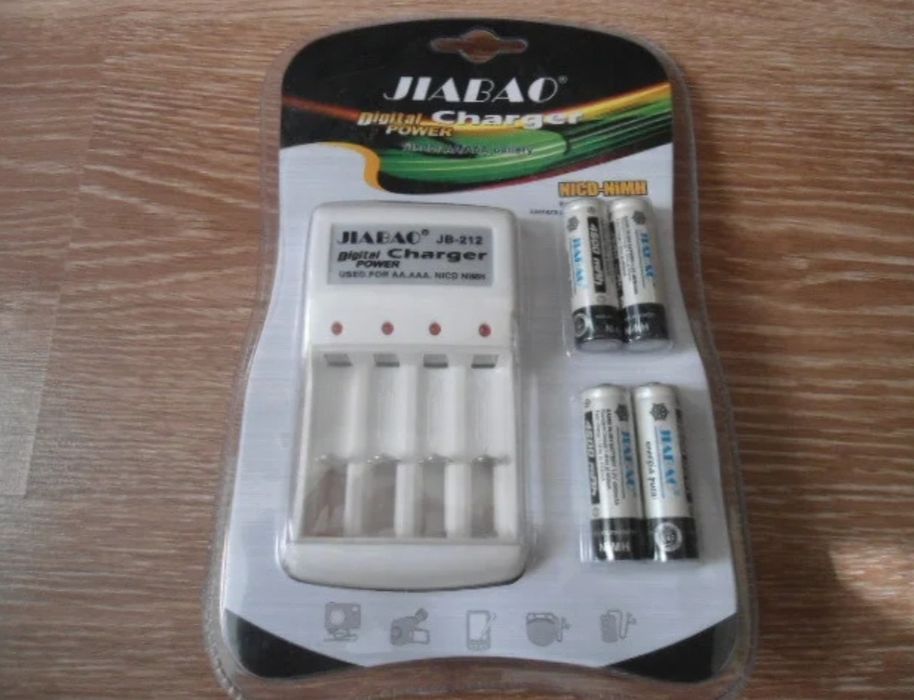 Зарядное устройство с ААА и АА аккумуляторами (4 шт)