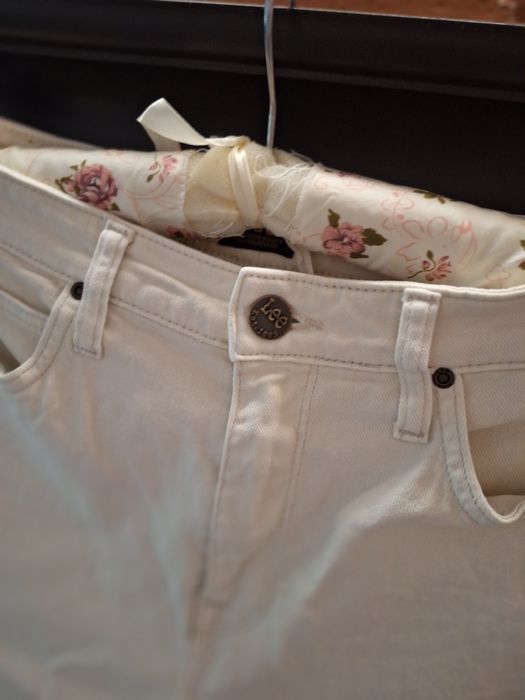 Jeansy Lee model Carol W28 L31 kość słoniowa na lato