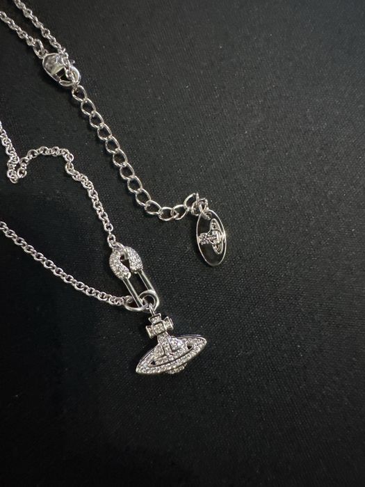 Colar Prateado Cadeado Vivienne Westwood