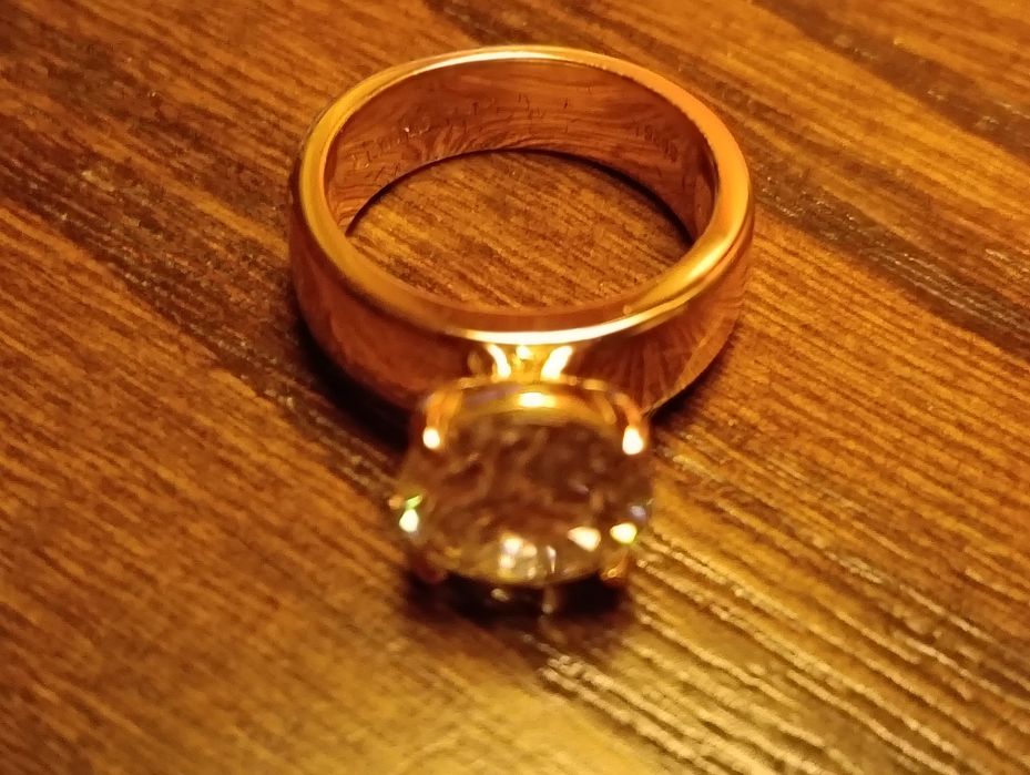 Anel com pedra de Moissanite