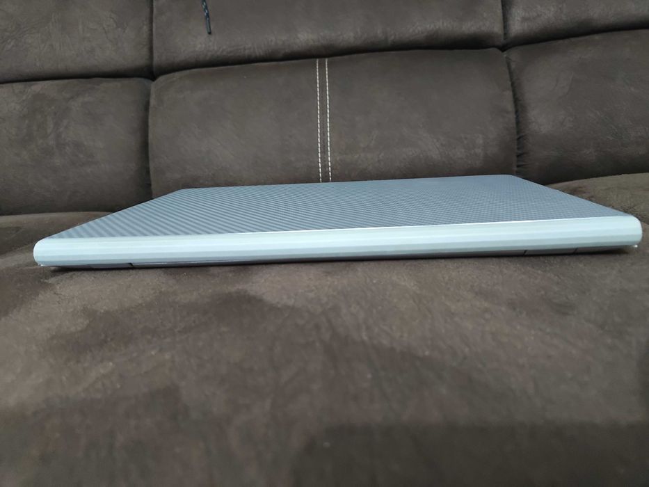 Dell Ryzen7 8-Core. Backlit. FHD IPS. NVME. 16 DDR4. 6 Godzin bateria