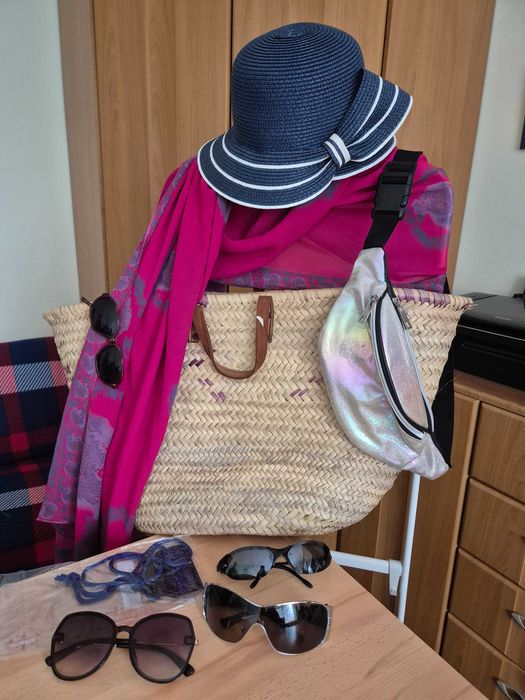 Zestaw kapelusz, torba plażowa, okulary przeciwsłoneczne, nerka