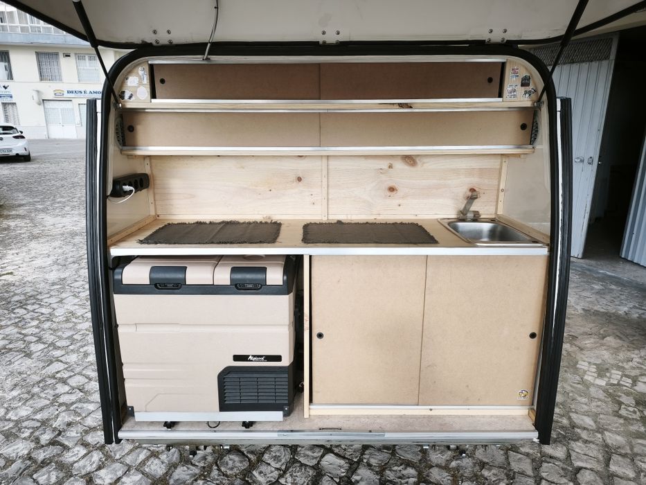 Mini caravana com tenda e sistema offgrid