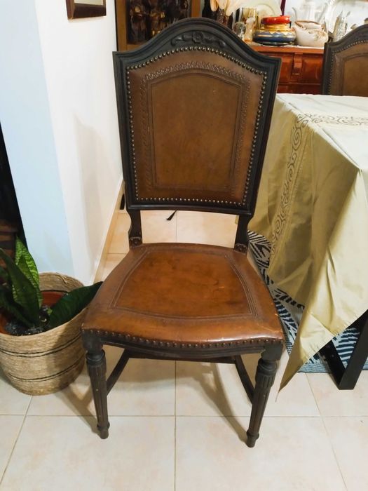 Cadeiras de mesa de jantar em mogno e couro