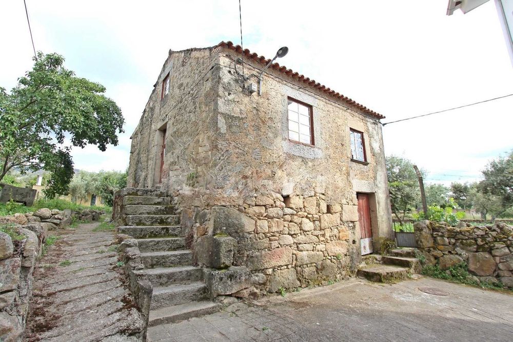 Casinhas de pedra e quintal em Paços da Serra (Serra da Estrela)