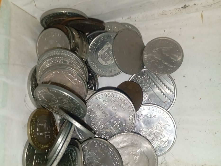 Moedas lote de moedas portuguesas só tenho estas não sei quantas são