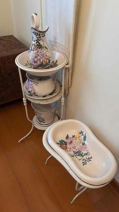Cama de Ferro + Colchão + Lavatório e loiça decorativa