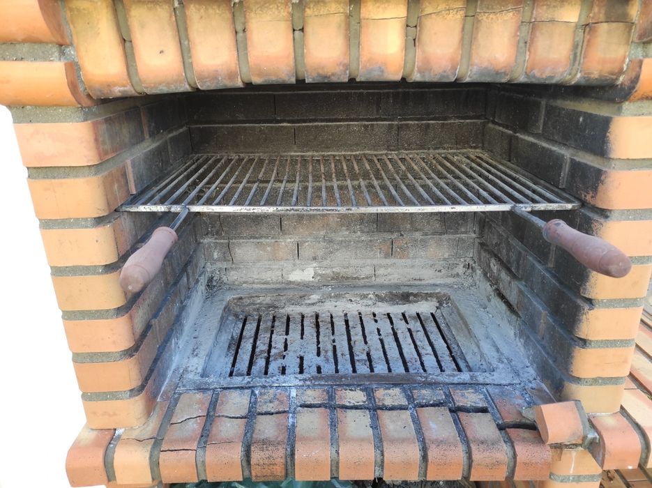 Churrasqueira tijolo c/bancada + lavatório + grelha inox