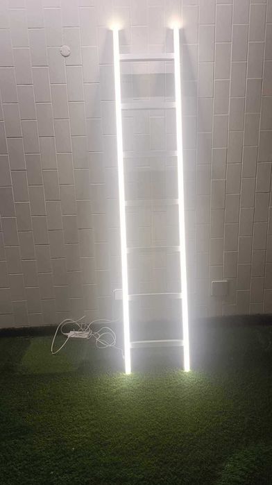 Escada Decorativa em Alumínio com Luz