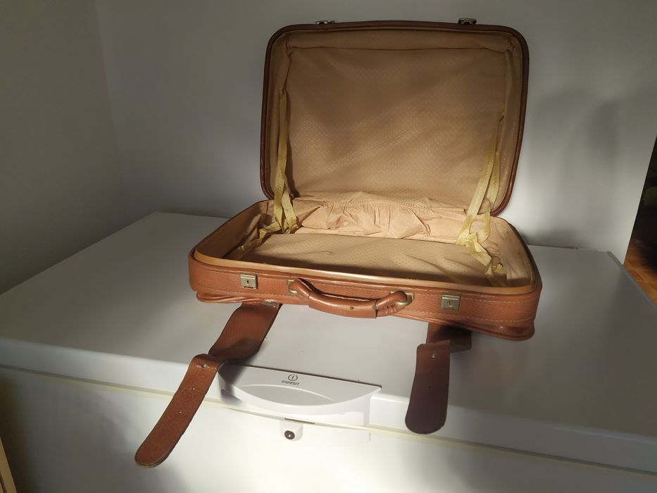 Vendo mala de viagem em pele com fivelas -Vintage