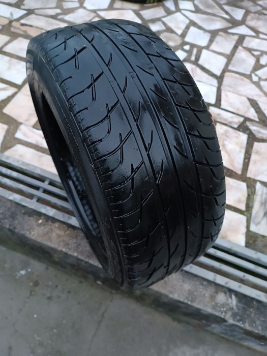Pneu 215/45 R16 90V