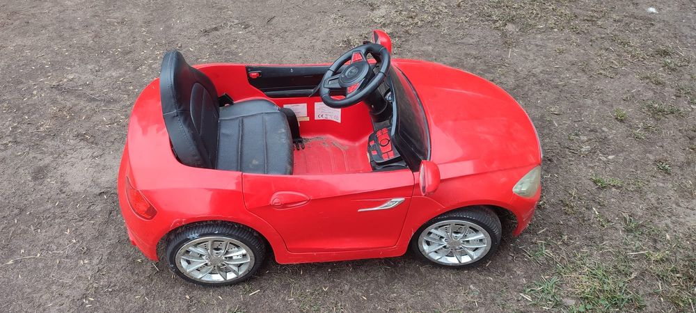 Auto na akumulator dla dziecka czerwone z pilotem