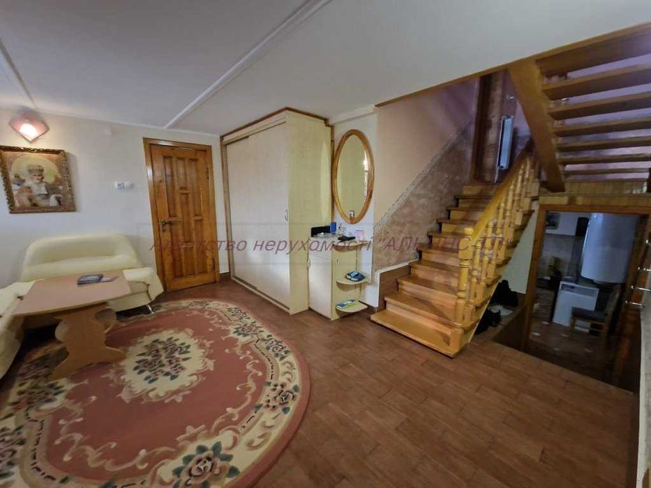 Будинок поряд з Ужгородом