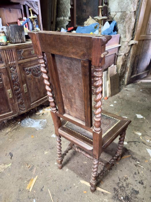 Cadeira de escritório torcido e de couro gravado