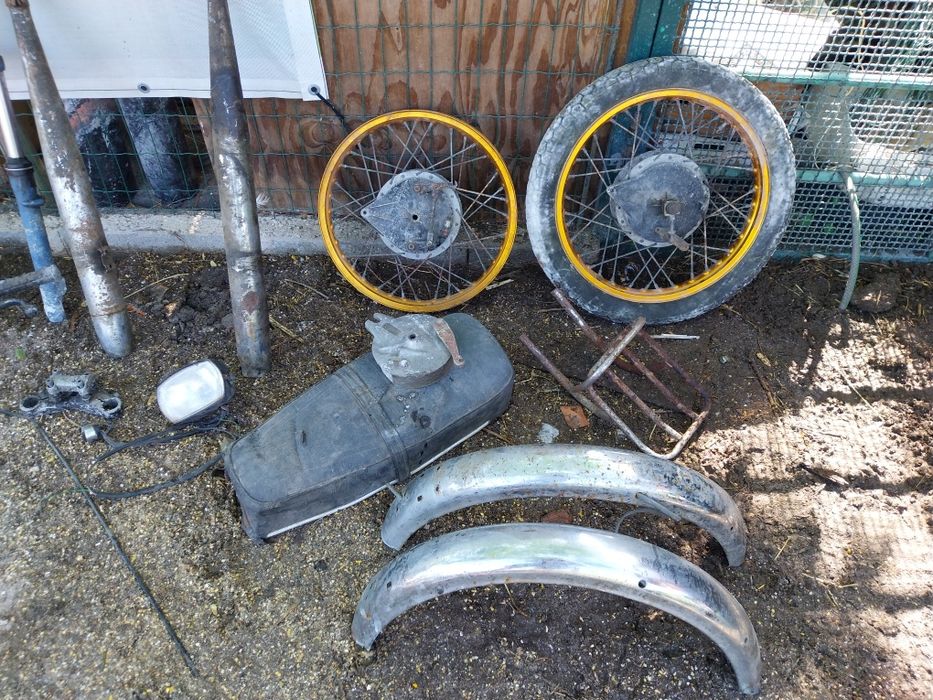 Lote de peças antigas de motorizada.
