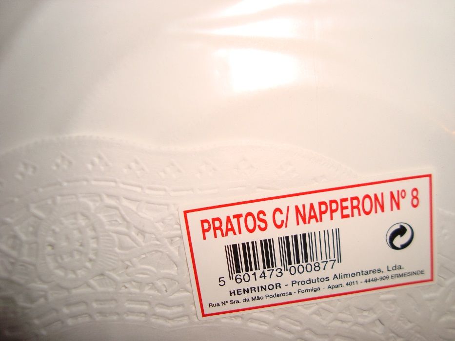 Tabuleiros em papel redondo com naperon para bolos